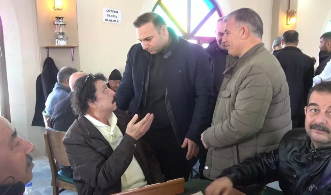 Kilis Belediye Başkanı Hakan Bilecen, emeklilerle bir ortaya gelerek gençler