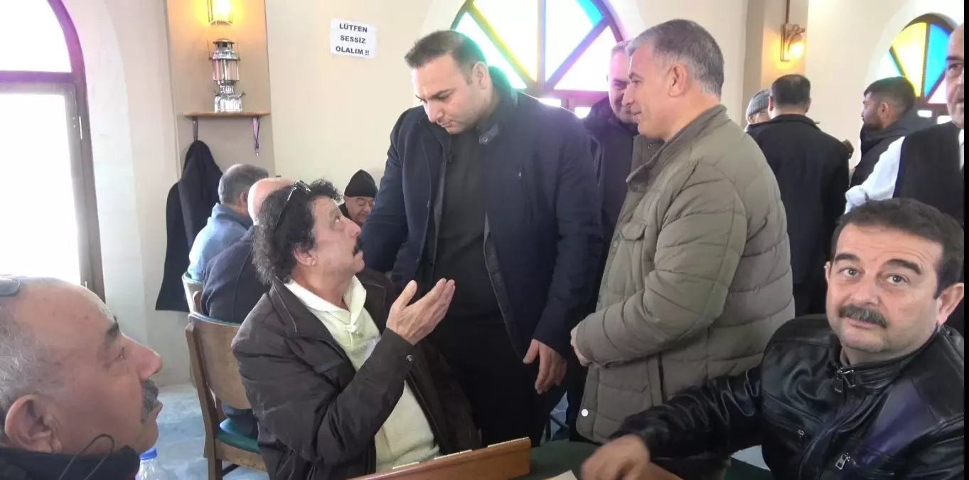 Kilis Belediye Başkanı Hakan Bilecen, emeklilerle bir ortaya gelerek gençler
