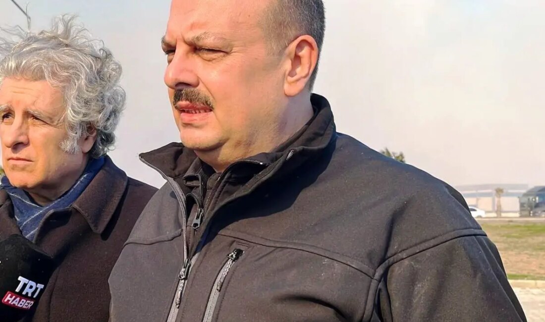Söke'deki Kipaş Kağıt Fabrikası'nda çıkan yangın devam ederken, Aydın Valisi