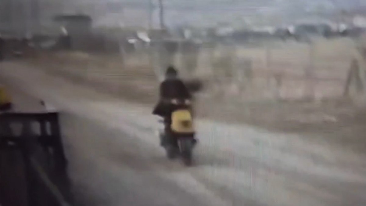 Kırşehir'de motosikletle bağ evine giren hırsızlık olayı, güvenlik kameralarına yansıdı.