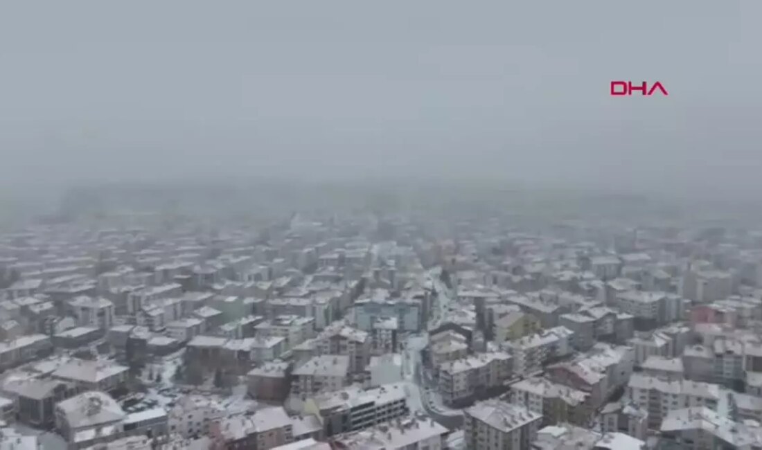Kırşehir'de etkili olan yoğun kar yağışı, günlük yaşamı olumsuz etkiliyor.
