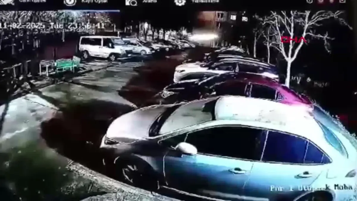 Kocaeli'de alkollü bir sürücünün kontrolünden çıkan aracı, çocuk parkına düştü.