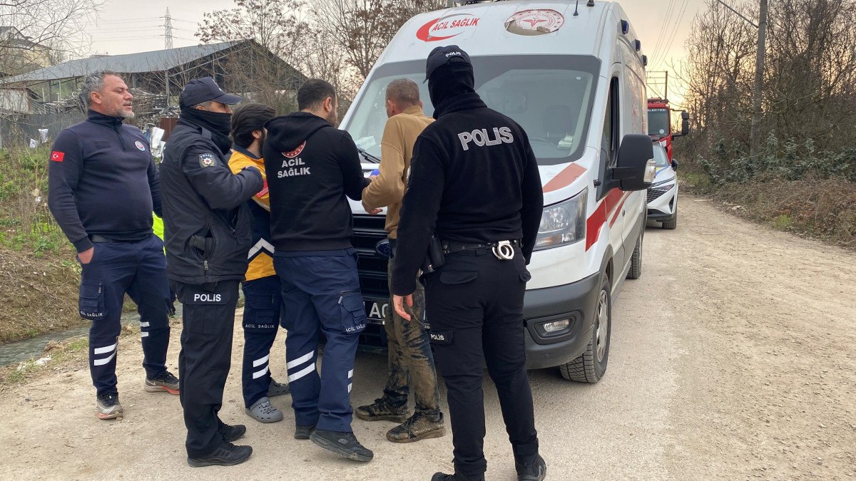 Kocaeli'de Araç Bıçkı Deresi'ne Uçtu, Sürücü Alkol Testini Reddetti
