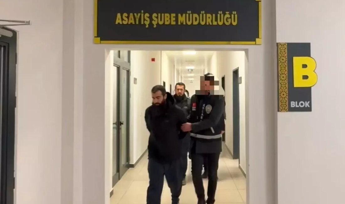 Kocaeli'de bir kişiyi sopayla darbeden üç şüpheli, polis tarafından yakalanarak