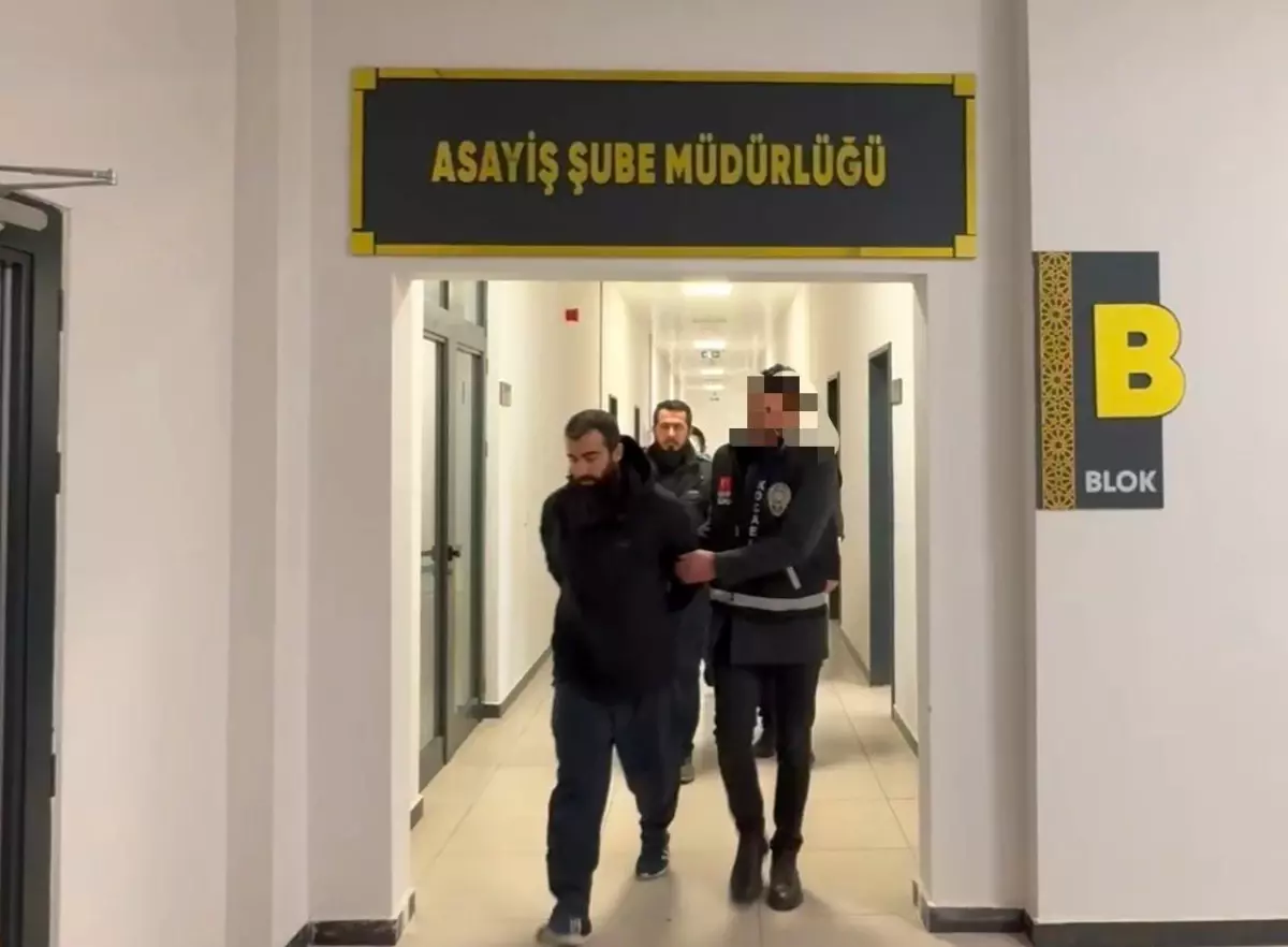 Kocaeli'de bir kişiyi sopayla darbeden üç şüpheli, polis tarafından yakalanarak