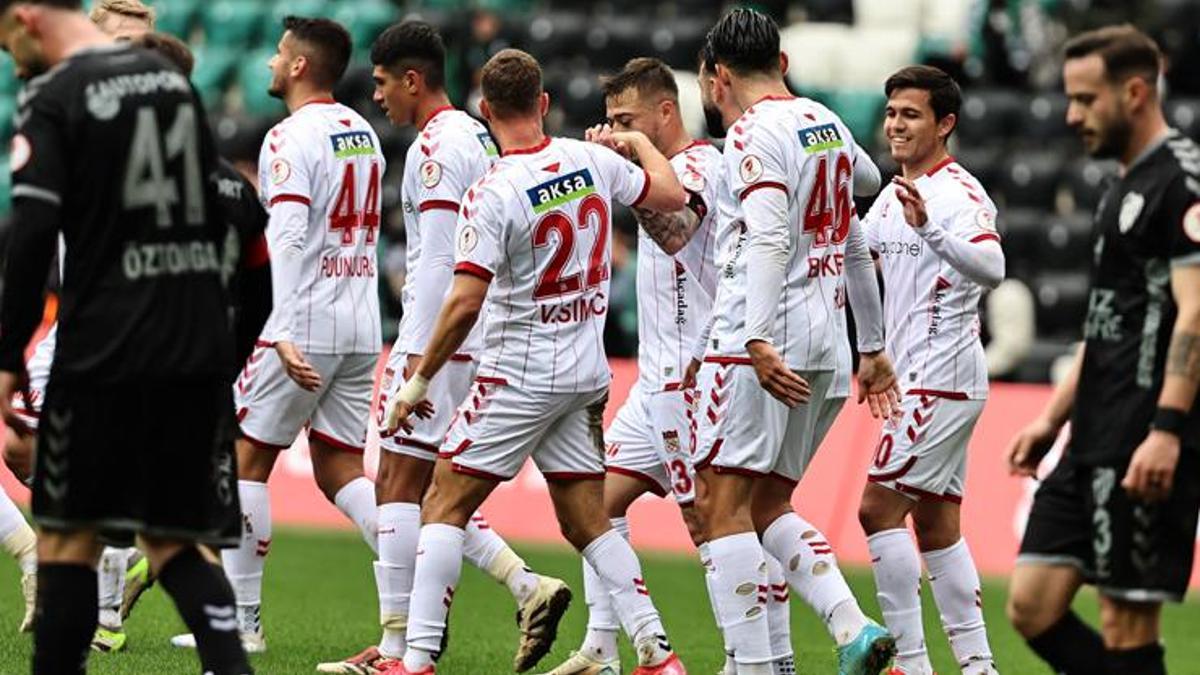 Kocaelispor ile Sivasspor'un karşı karşıya geldiği Ziraat Türkiye Kupası D