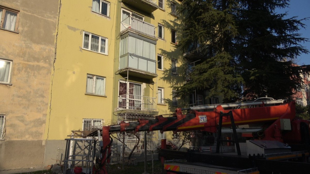 Konya'da Derya Sitesi'nde Tahliye: 60 Kişi Dışarı Çıkarıldı