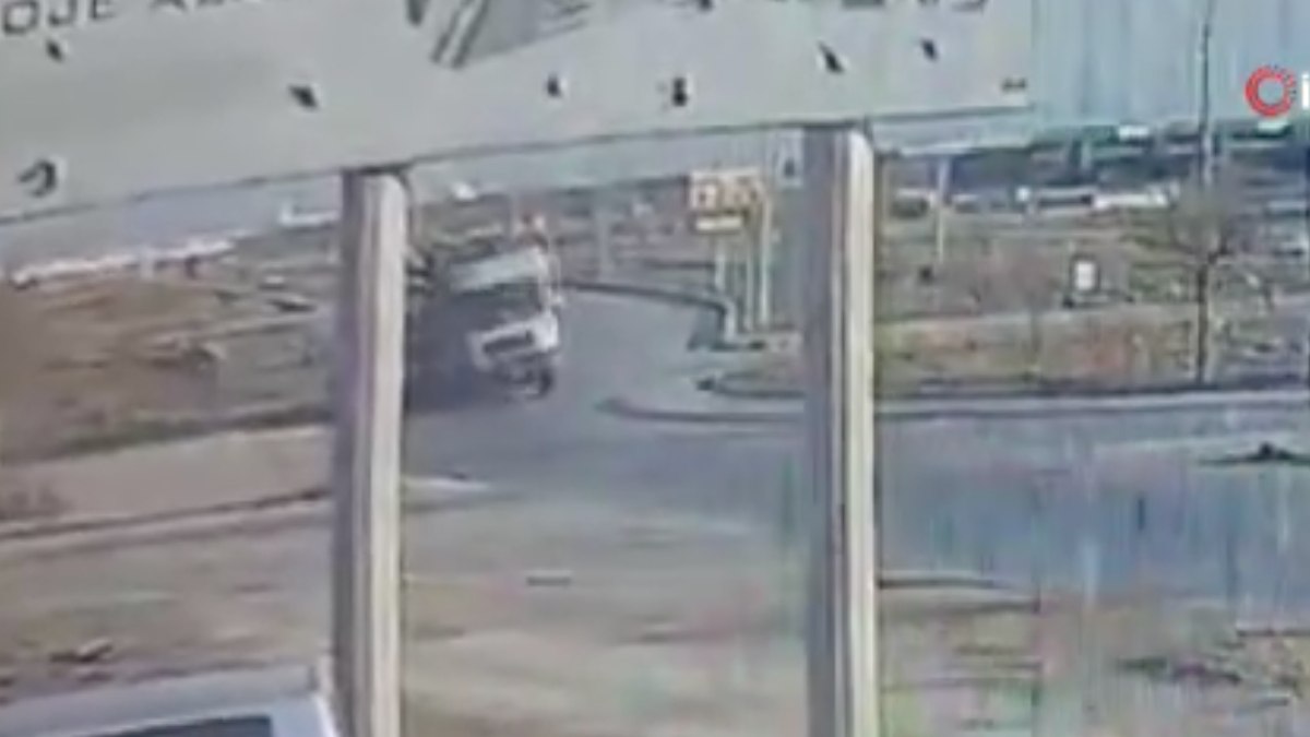 Traktör yüklü tırın polis aracına arttan çarptığı ve 1 polisin