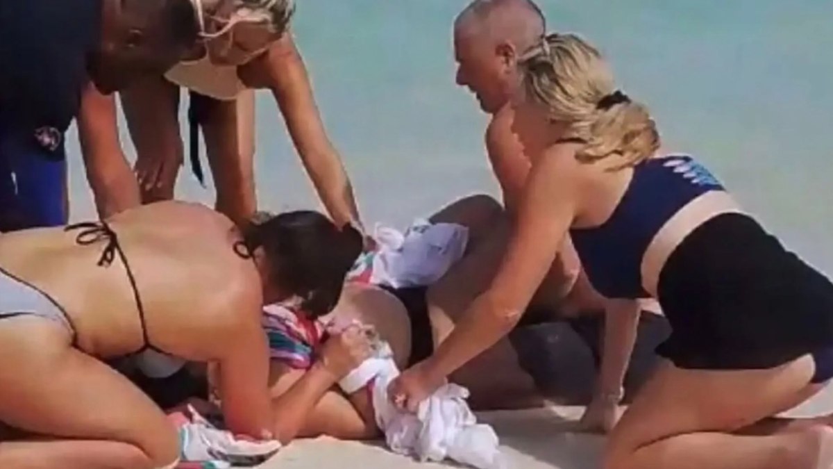 Turks and Caicos Adaları'nda tatil yapan bir turist, köpek balığıyla