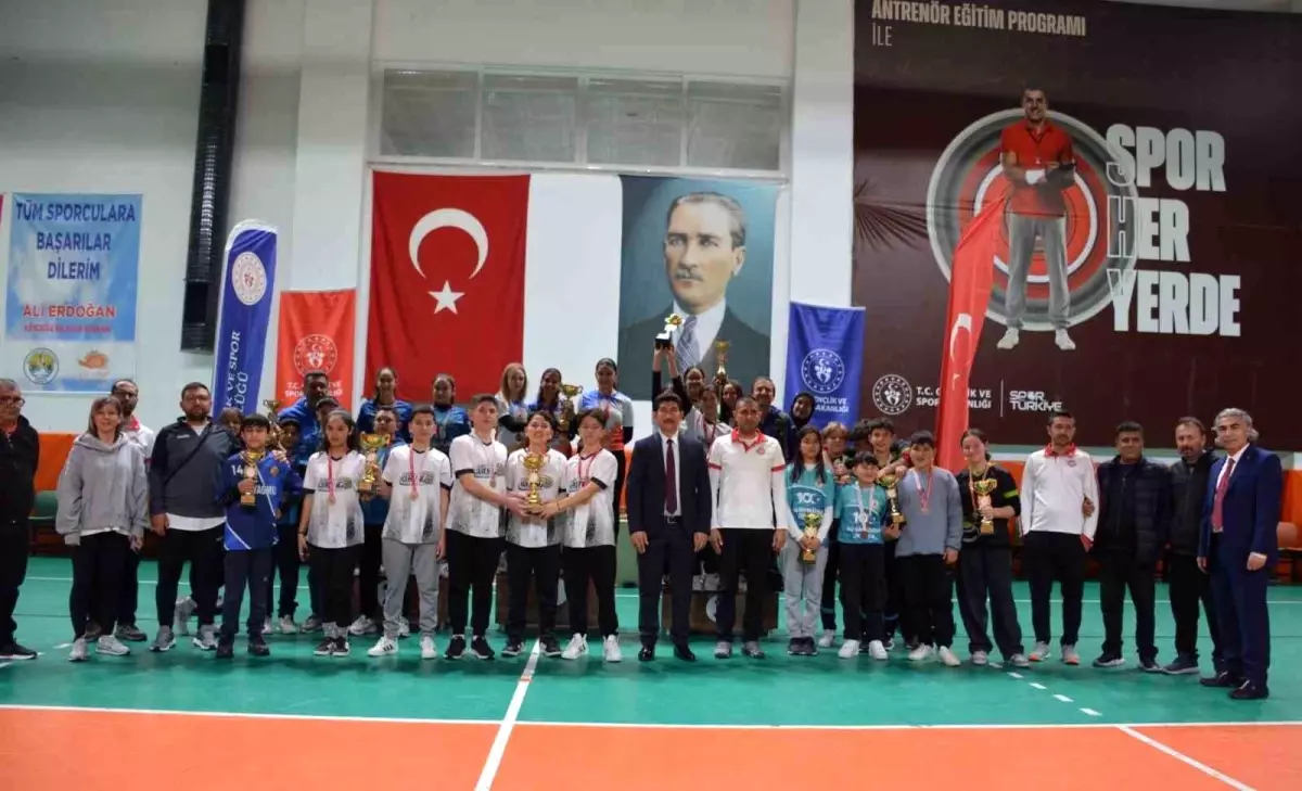 Muğla'nın Köyceğiz ilçesinde düzenlenen Floor Curling Vilayet Birinciliği mükafatları sahiplerini
