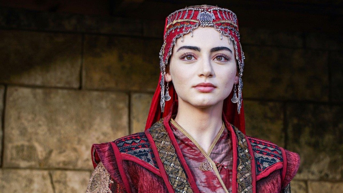 Kuruluş Osman dizisi, tarihi olayları etkileyici bir şekilde yansıtırken, Özge