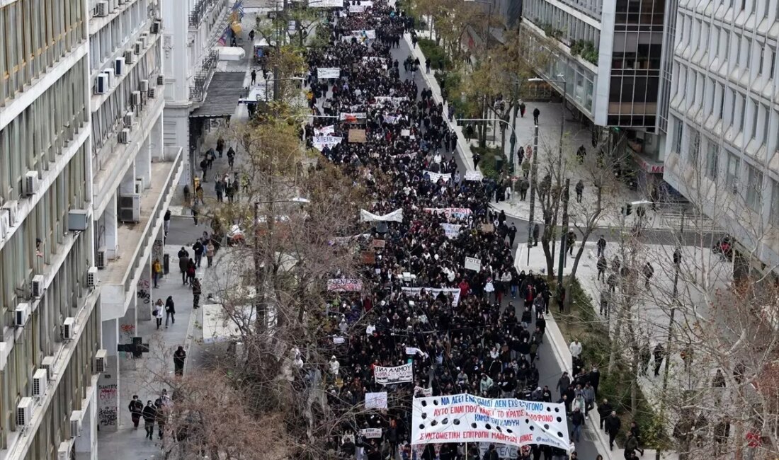 Larisa'da meydana gelen tren kazası sonrası öğrencilerin düzenlediği eylemler, toplumsal