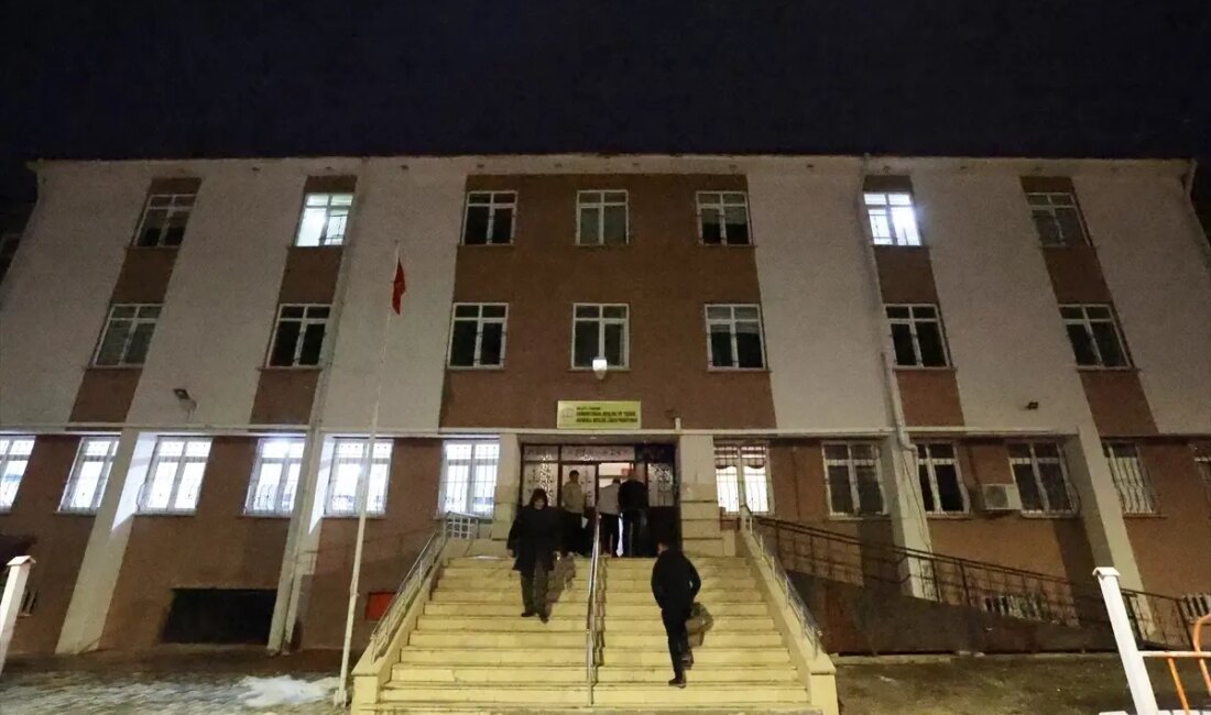 Malatya-Kayseri kara yolunda etkili olan kar yağışı nedeniyle trafik tamamen