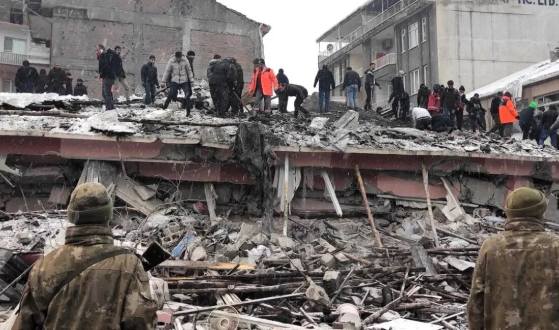 Malatya'da 6 Şubat sarsıntılarında yıkılarak 15 bireye mezar olan Bayrak