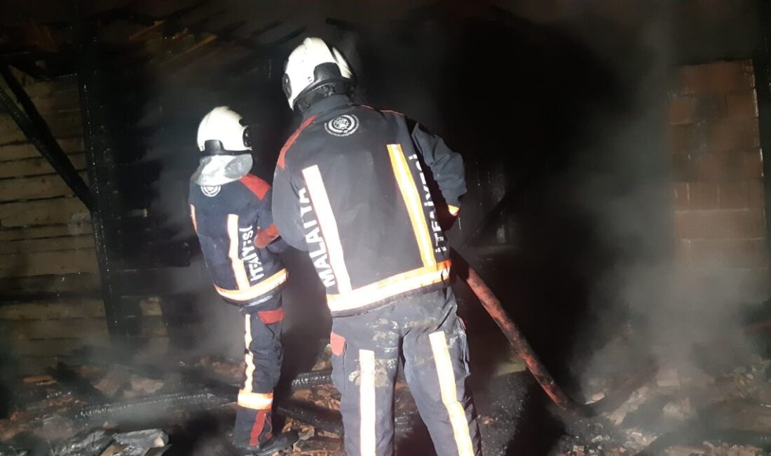 Malatya'da meydana gelen çatı yangını, çevrede paniğe neden oldu. Yangın