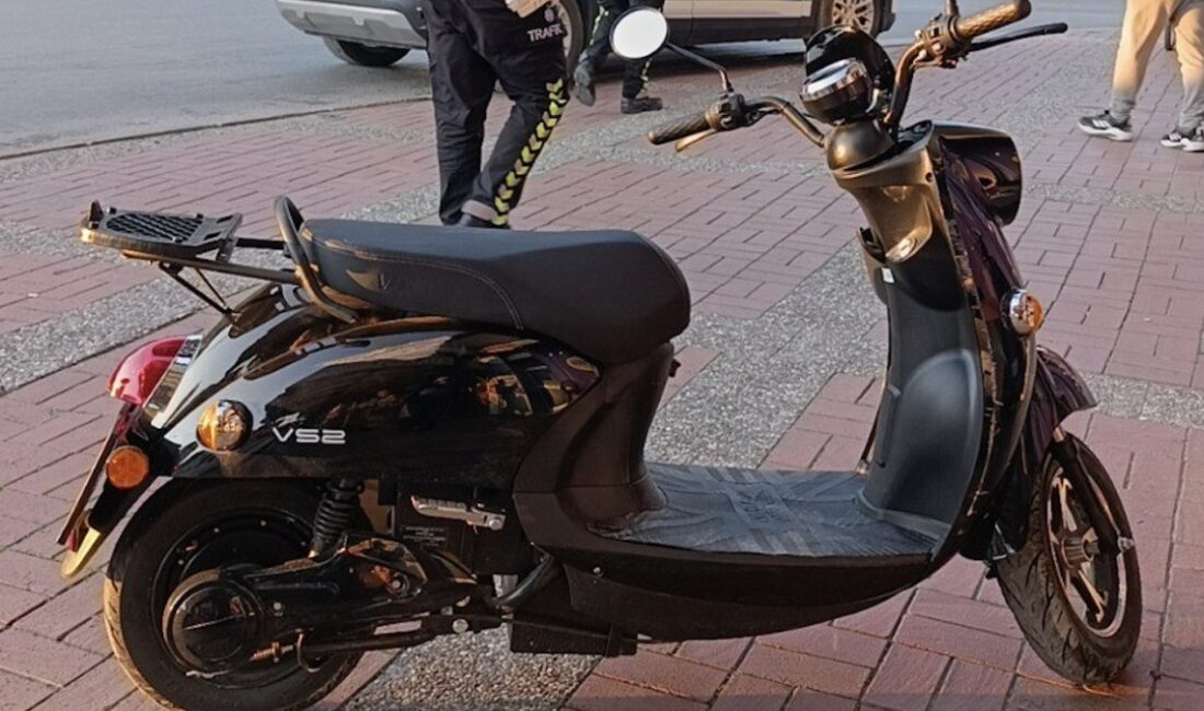 Manavgat'ta meydana gelen motorlu bisiklet kazasında iki kişi yaralandı. Olayın