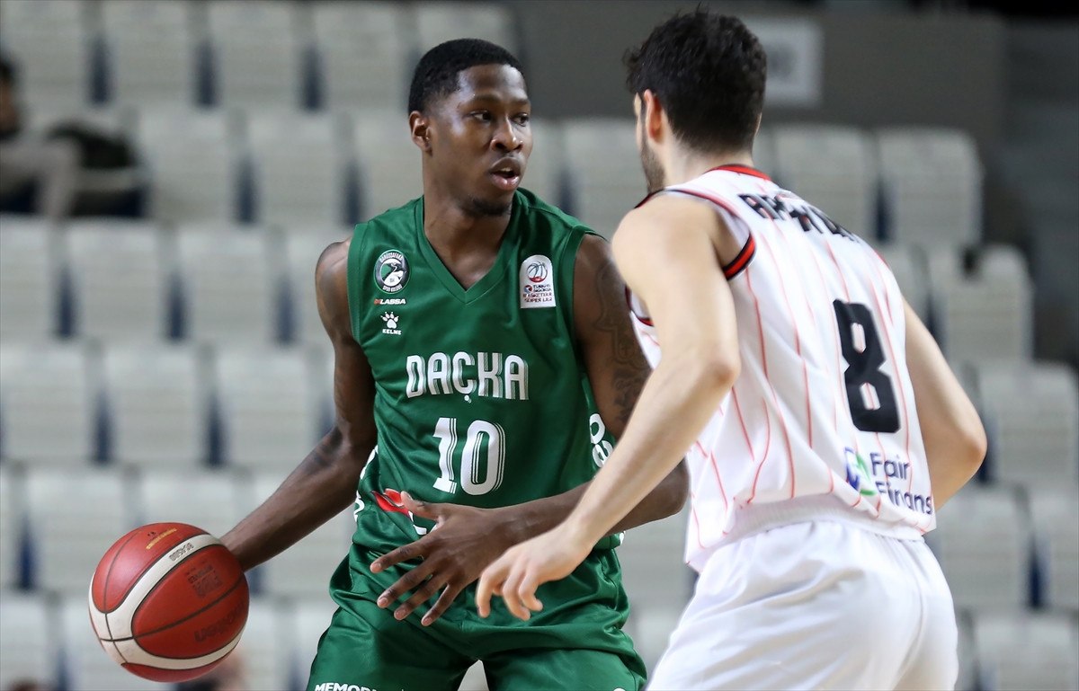 Manisa Basket ile Darüşşafaka Arasında Heyecan Dolu Mücadele