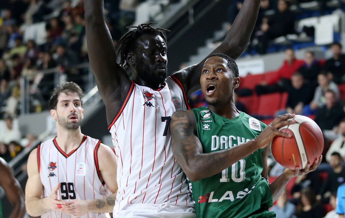 Manisa Basket ile Darüşşafaka Arasındaki Heyecan Dolu Mücadele