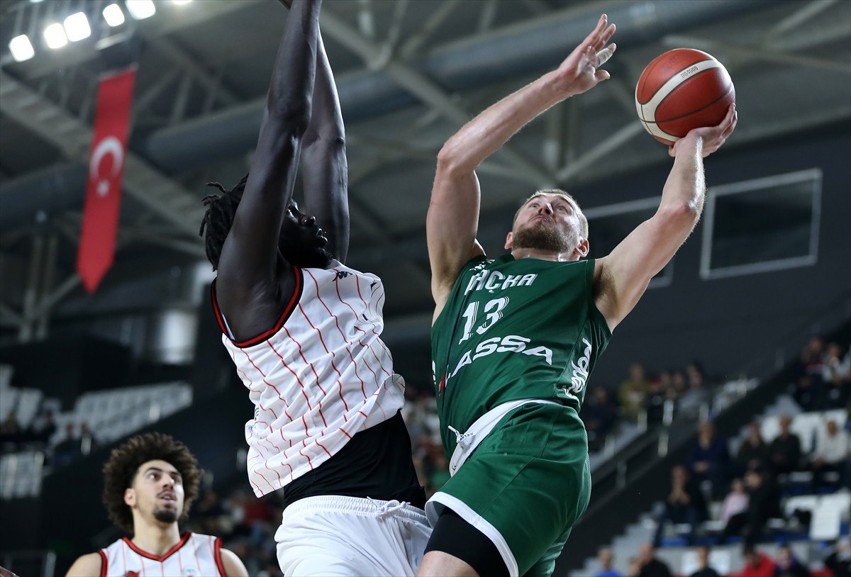 Manisa Basket ile Darüşşafaka Arasındaki Heyecan Dolu Mücadele