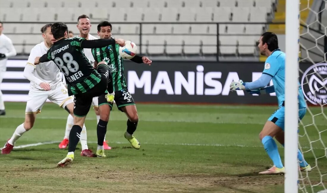 Manisa FK ve Kocaelispor'un teknik direktörleri, maç sonrası yaptıkları açıklamalarla