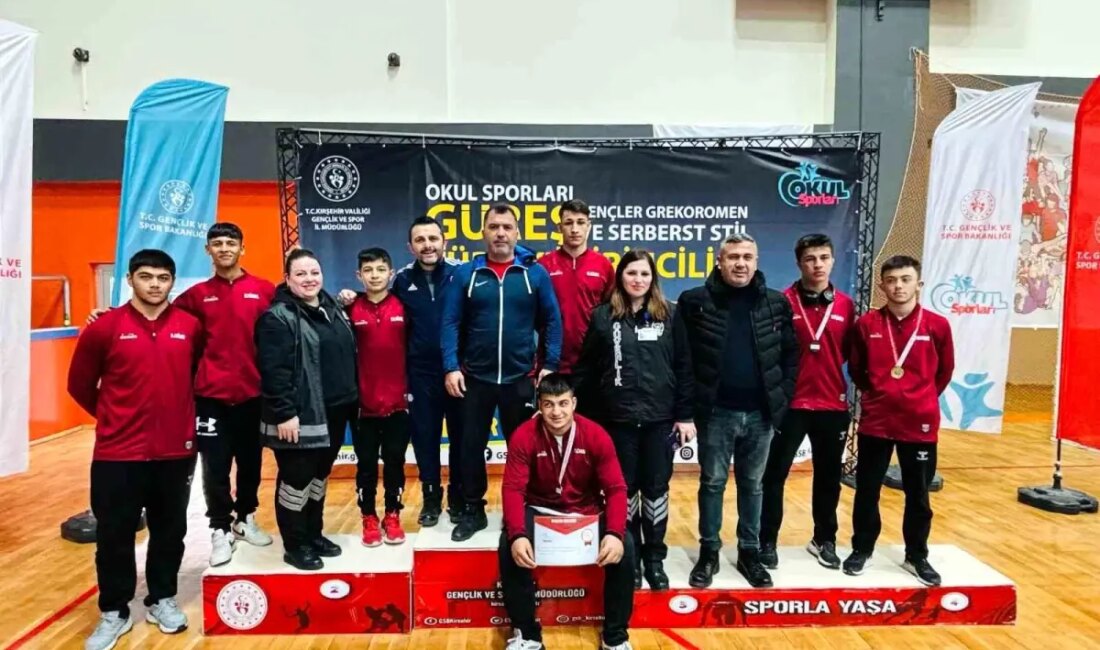 Manisa güreşçileri, Türkiye Şampiyonası'nda gösterdikleri üstün performansla altın madalya kazanarak