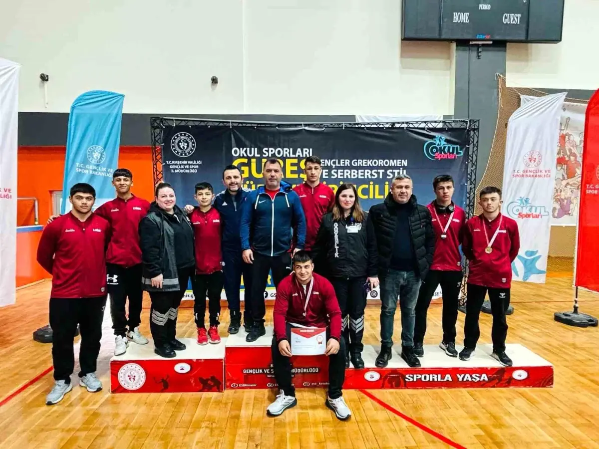 Manisa güreşçileri, Türkiye Şampiyonası'nda gösterdikleri üstün performansla altın madalya kazanarak