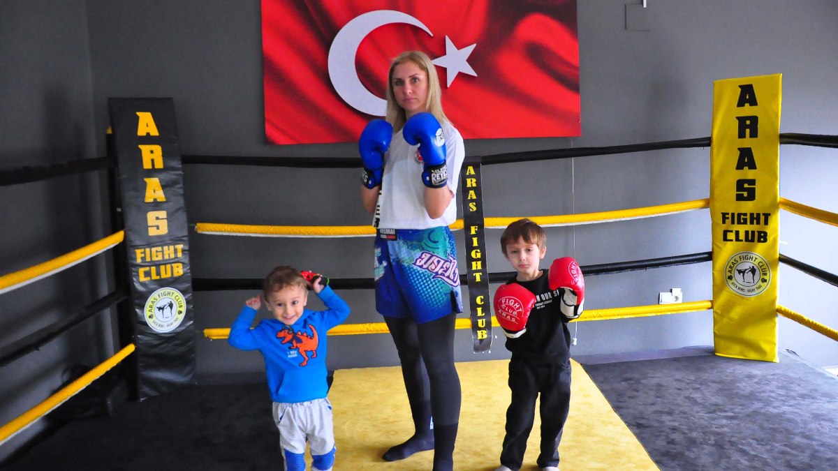 Turgutlu ilçesinde çocuklarına sporu sevdirmek hedefiyle yarım bıraktığı kick boksa