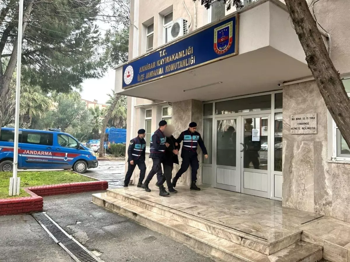 MİT işçisi üzere davranarak dolandırıcılık yapan çete üyeleri Manisa'da yakalandı.