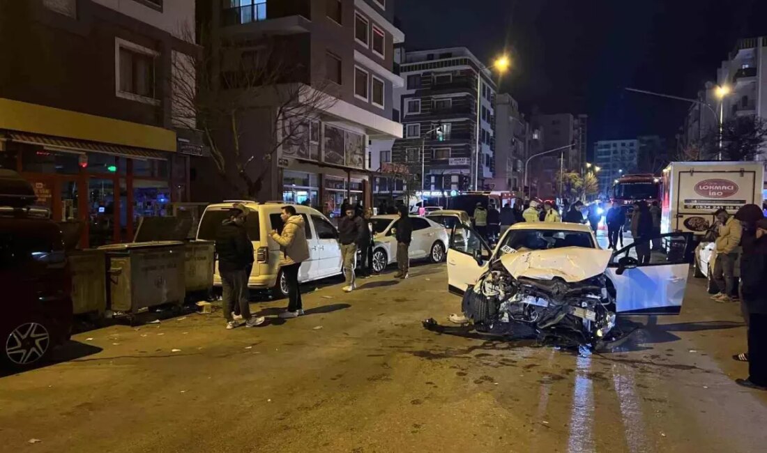 Manisa'da meydana gelen itfaiye aracının trafik kazasında 7 araçta hasar