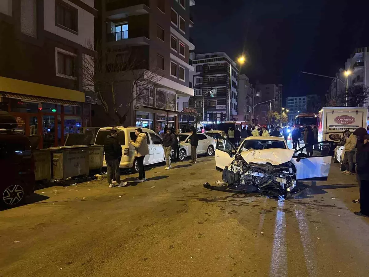 Manisa'da meydana gelen itfaiye aracının trafik kazasında 7 araçta hasar