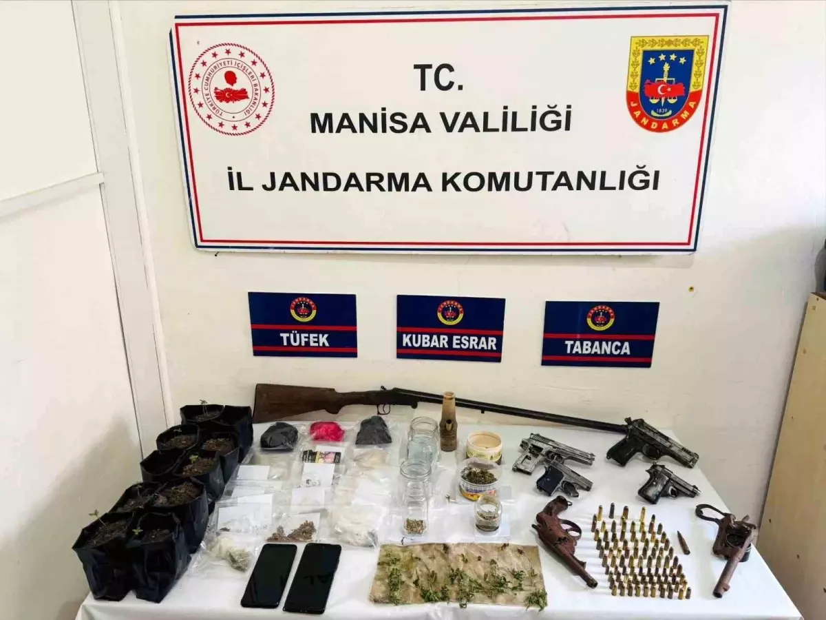 Manisa'da gerçekleştirilen jandarma operasyonunda ruhsatsız silahlar ve uyuşturucu maddeler ele