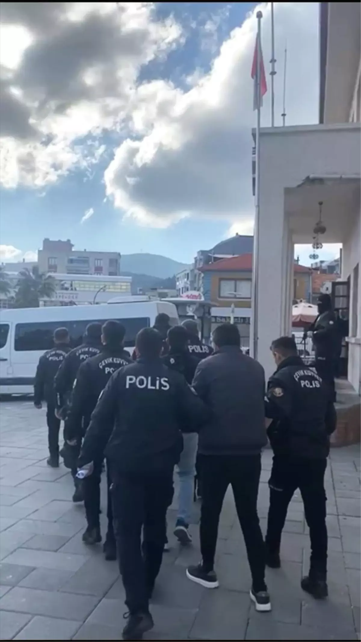 Manisa'da gerçekleştirilen uyuşturucu operasyonunda 5 kişi gözaltına alındı. Detaylar, operasyonun