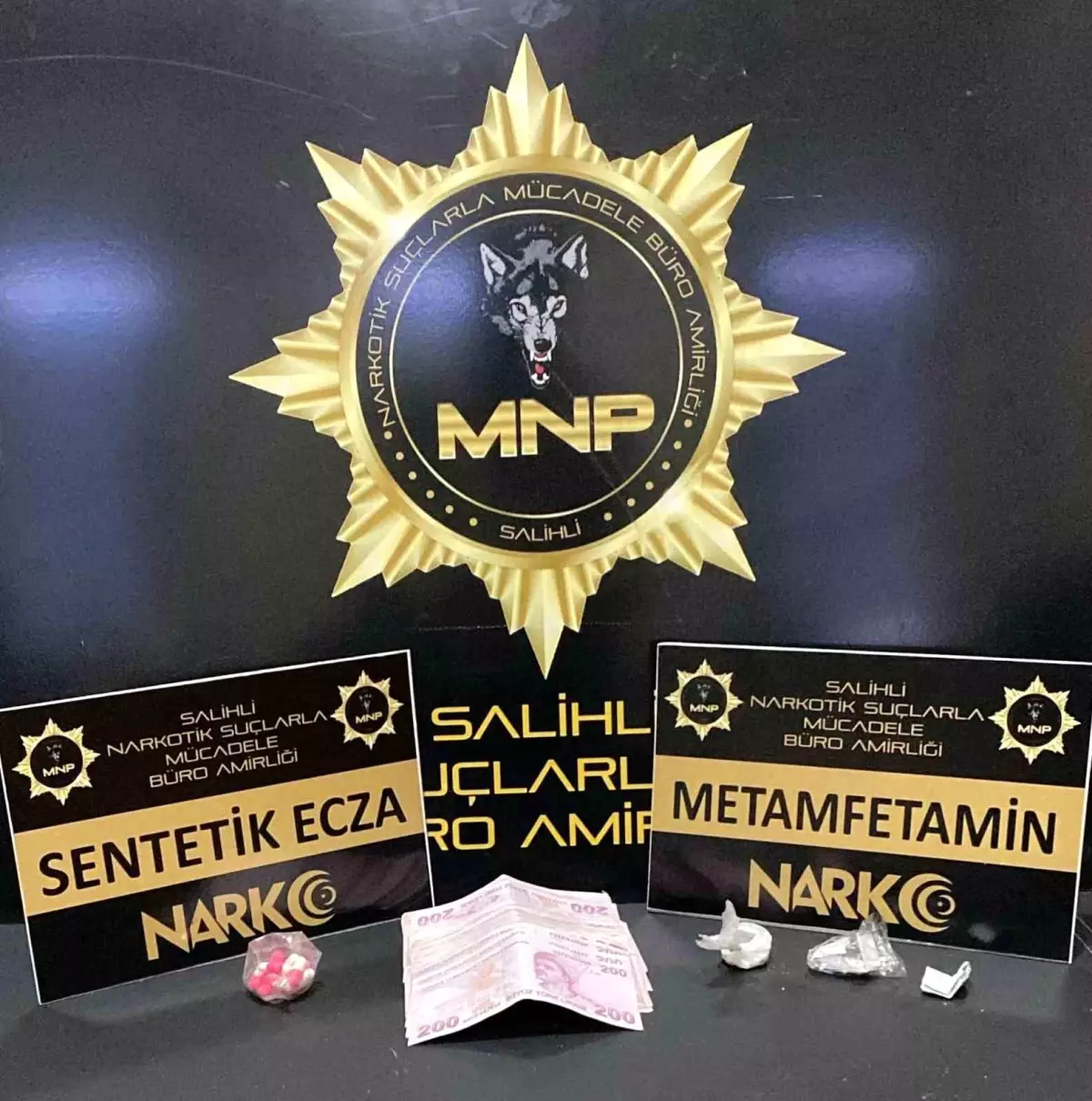 Salihli'de düzenlenen operasyonda 14,55 gram metamfetamin ve 16 uyuşturucu hap