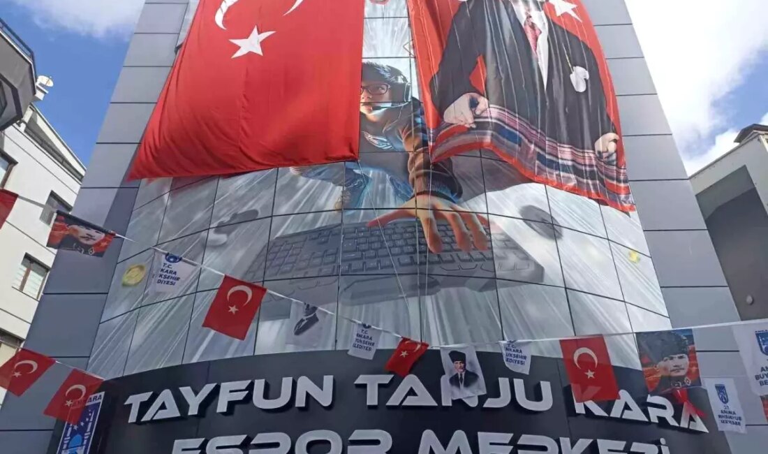 Ankara Belediye Başkanı Mansur Yavaş, Tayfun Tanju Kara Espor Merkezi'nin