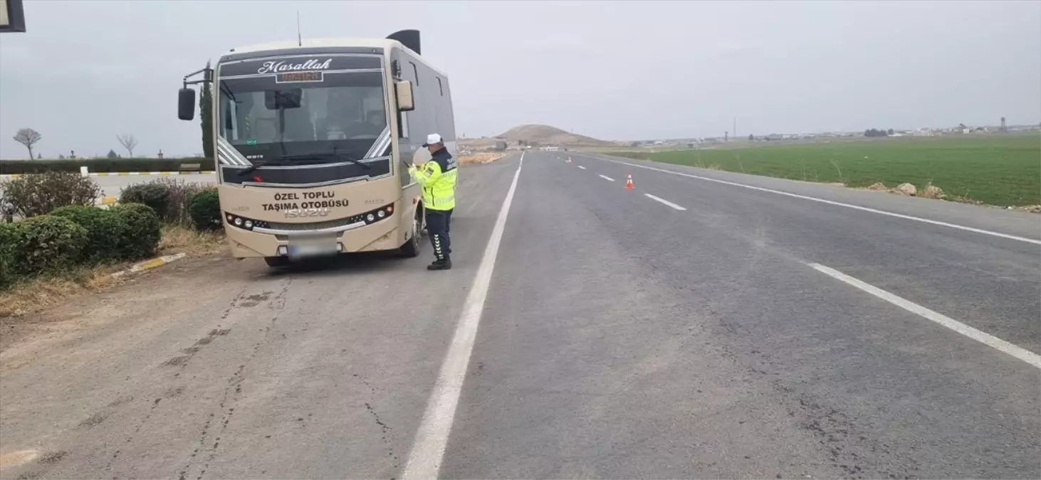 Mardin'de trafik denetimleri ve emniyet kemeri kullanımı hakkında bilgilendirme. Güvenli