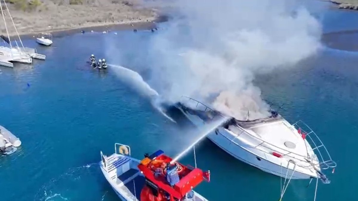 Marmaris'te bir motoryat yangını meydana geldi. Yangına hızlı müdahale eden