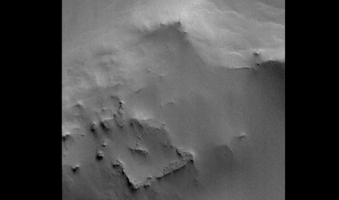Mars'ta keşfedilen gizemli yapılar, uzaylı yerleşimleri mi yoksa doğal oluşumlar