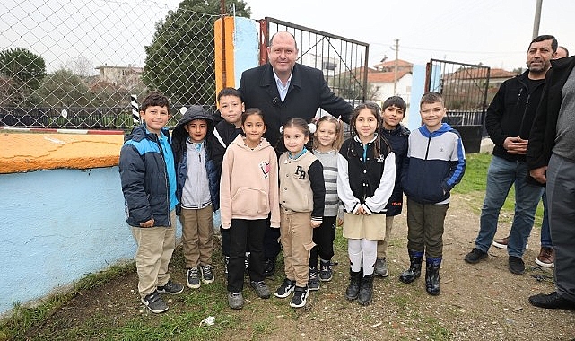 Menderes Belediye Başkanı İlkay Çiçek, mahalle ziyaretleriyle vatandaşlarla buluşuyor. Yerel