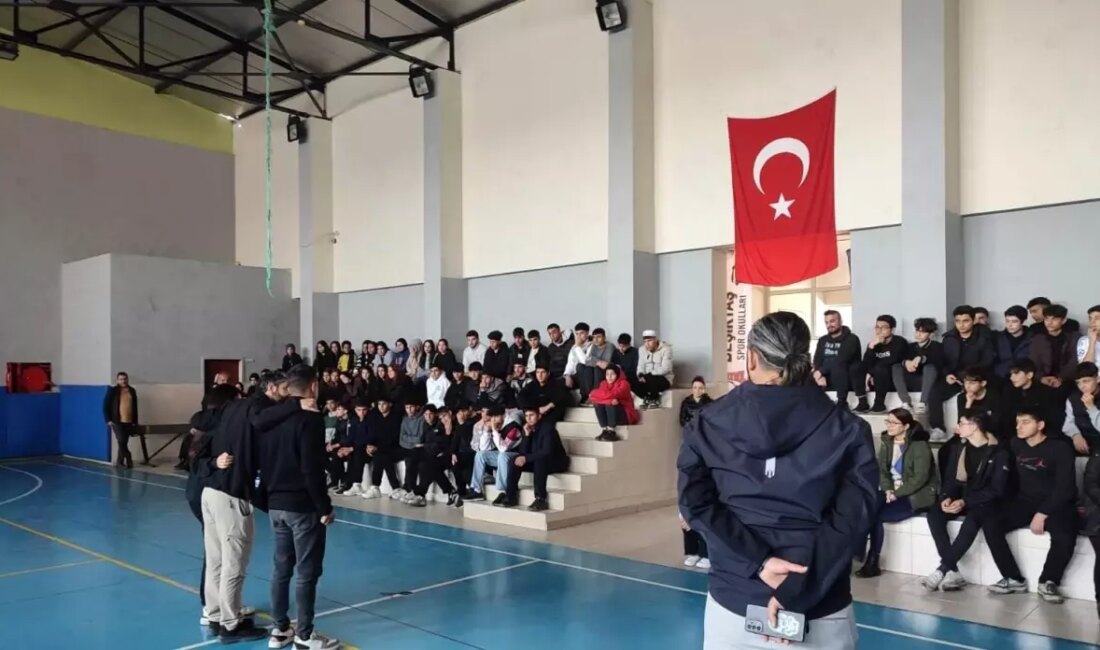 Mersin Emniyet Müdürlüğü, gençlere yönelik terörle mücadele konferansları düzenleyerek, gençlerin