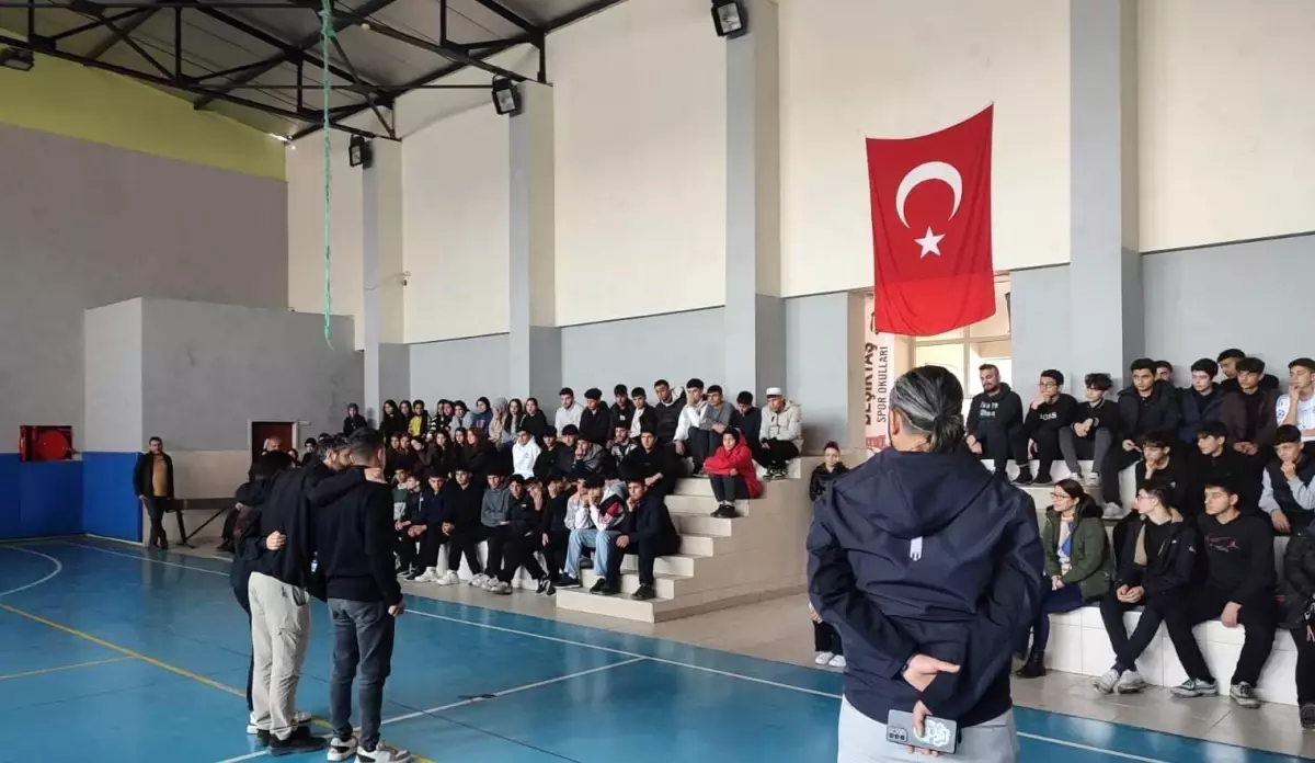 Mersin Emniyet Müdürlüğü, gençlere yönelik terörle mücadele konferansları düzenleyerek, gençlerin