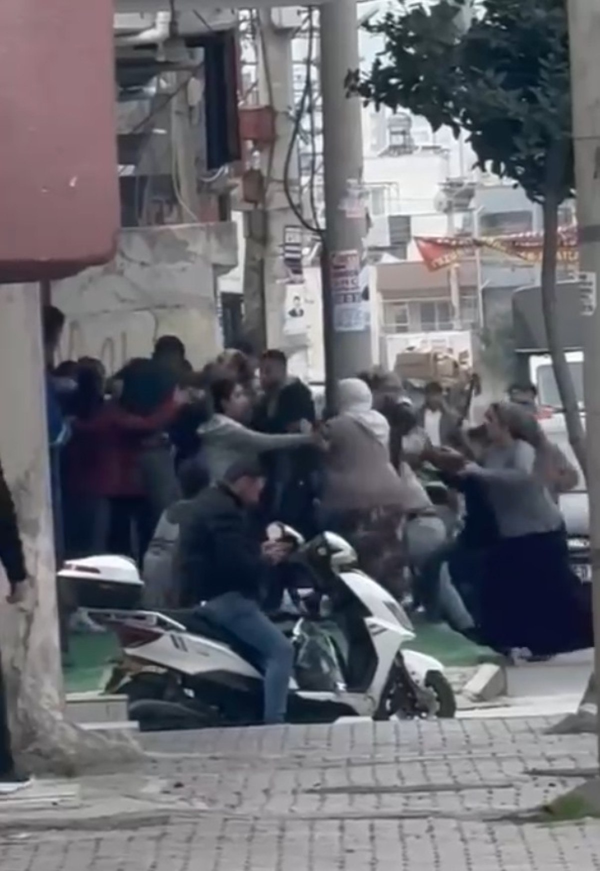 Mersin'de Sokak Kavgası: İşçileri Taşıyan Servis Şoförleri ile Mahalleli Arasında Gerilim