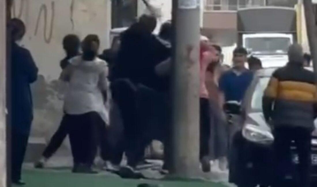 Mersin'de işçileri taşıyan servis şoförleri ile mahalleli arasında çıkan kavga,