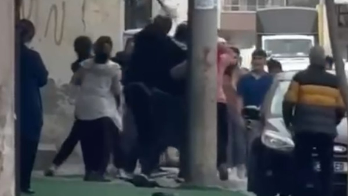Mersin'de işçileri taşıyan servis şoförleri ile mahalleli arasında çıkan kavga,
