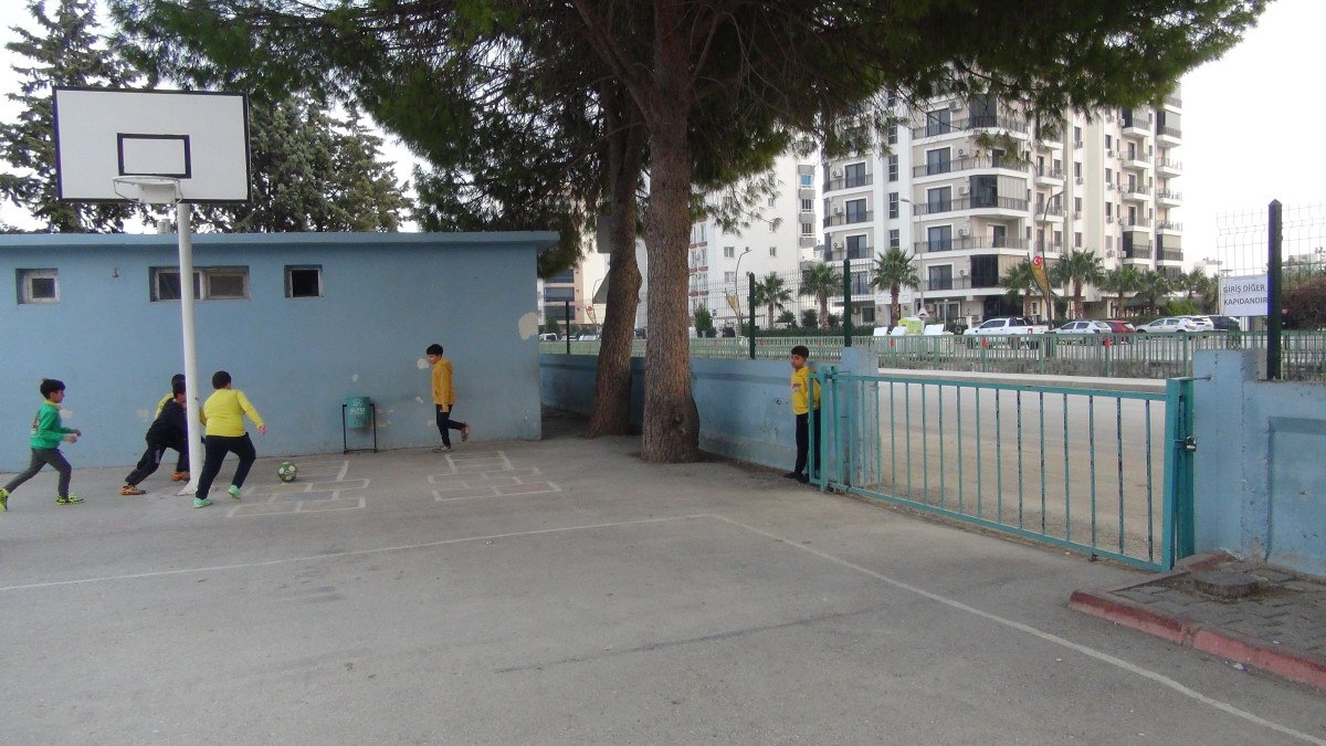 Mersin'de Okulda Skandal Olay: Öğrenci Kolunu Kırdı, Baba Öğretmeni Darbetti