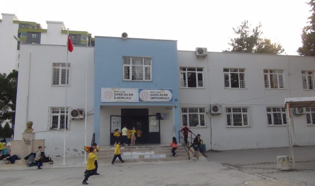 Mersin'de yaşanan öğretmene şiddet olayı sonrası baba ve ağabeyi tutuklandı.
