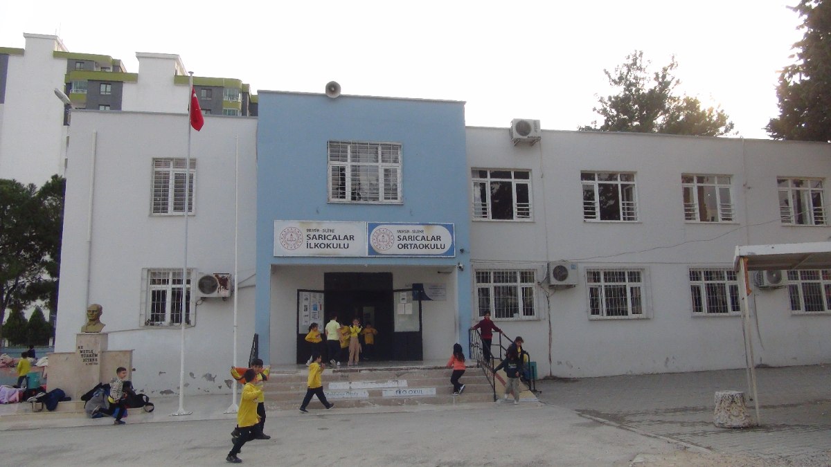 Mersin'de yaşanan öğretmene şiddet olayı sonrası baba ve ağabeyi tutuklandı.