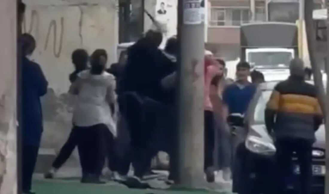 Mersin'de sokak ortasında yaşanan taşlı sopalı kavga, olayın tanıklarının gözünden