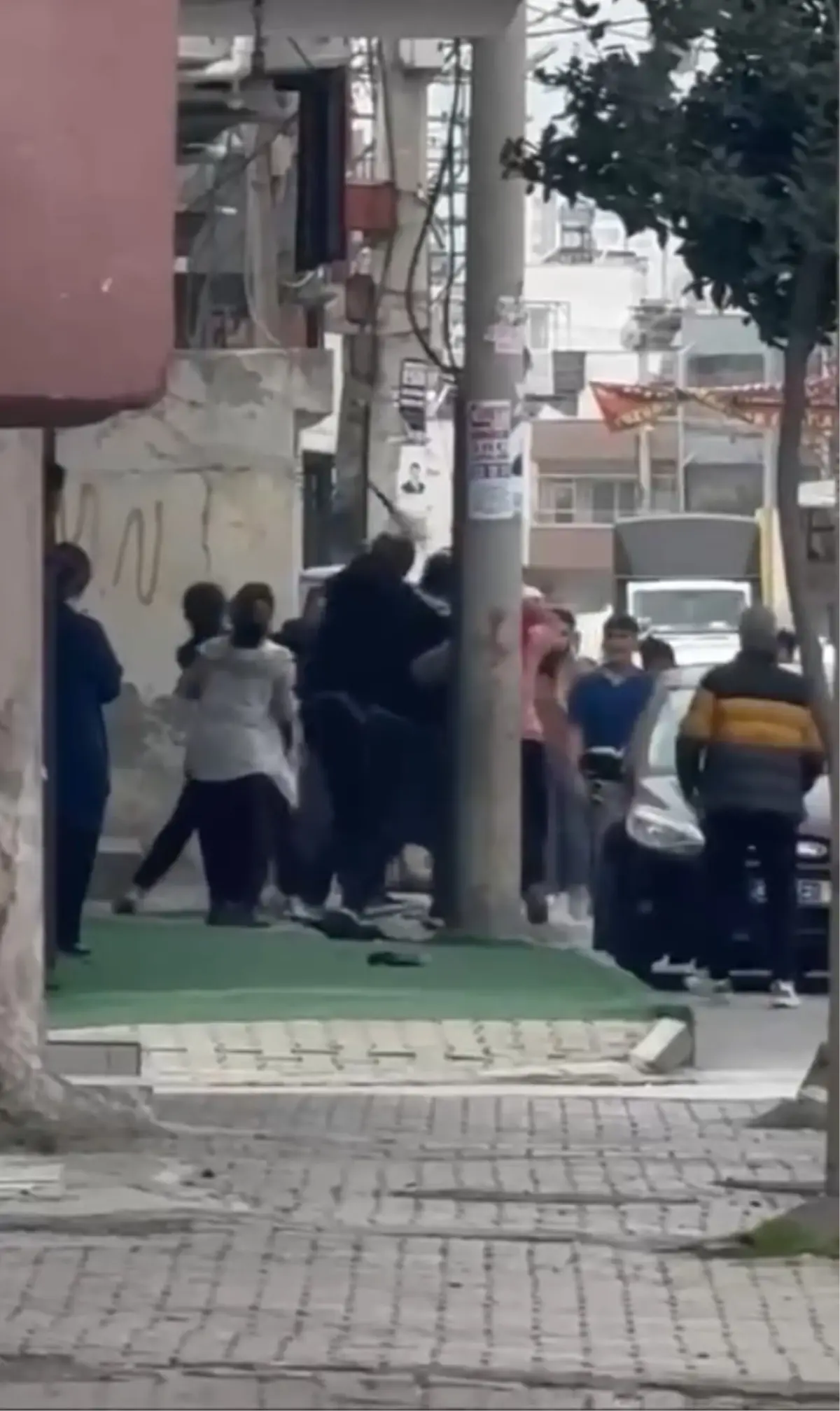 Mersin'de sokak ortasında yaşanan taşlı sopalı kavga, olayın tanıklarının gözünden
