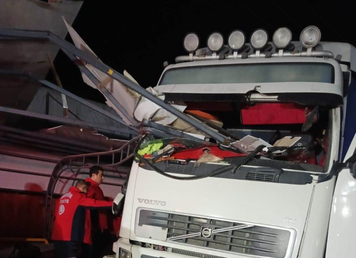 Mersin'de Tır Kazası: Sürücü Sıkıştı
