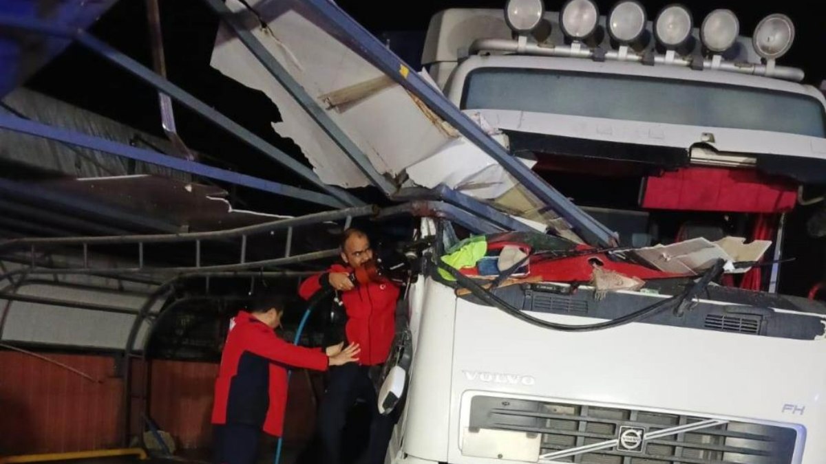 Mersin'de meydana gelen tır kazasında sürücü sıkıştı. Olay yerine intikal